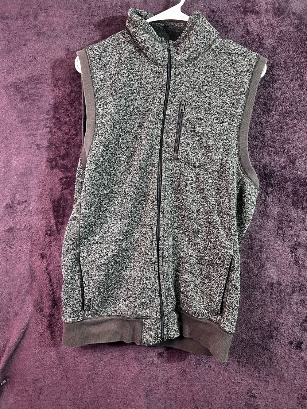 GAP Men’s Gray Full-Zip Fleece Vest